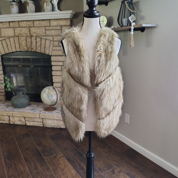 Love Tree Faux Fur Vest in Cream - Picture 1 of 3